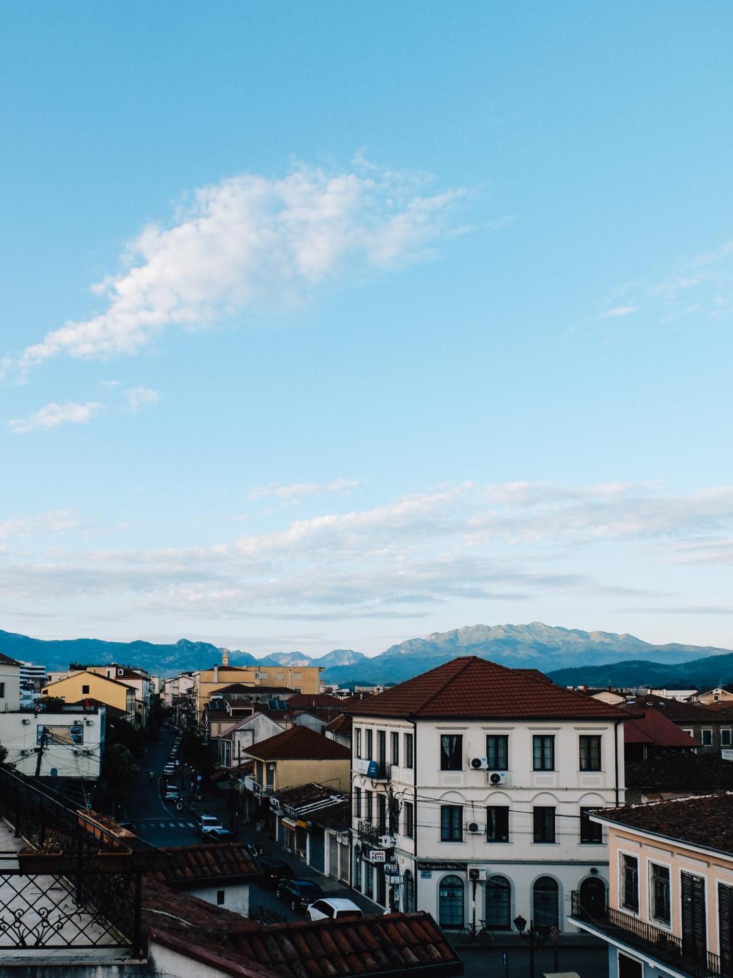 Scodrinon Hostel Shkodër エクステリア 写真
