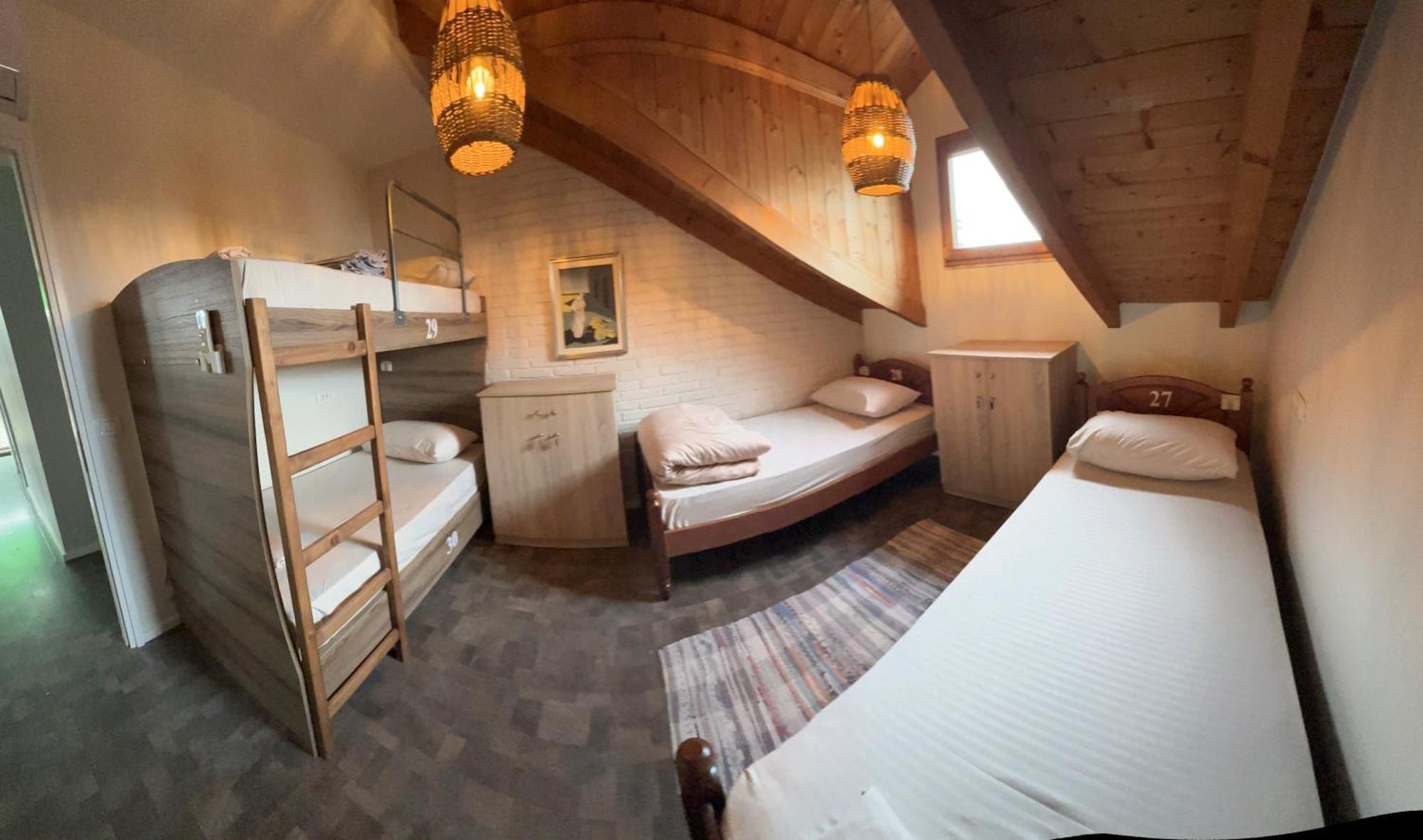 Scodrinon Hostel Shkodër エクステリア 写真