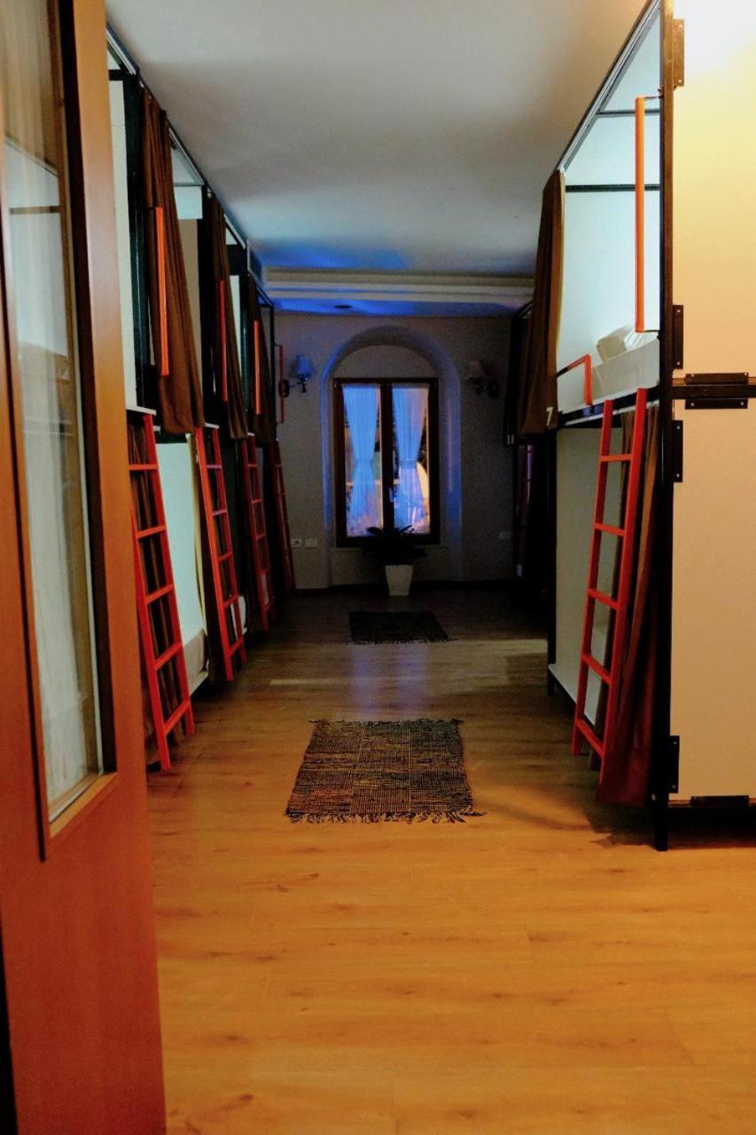 Scodrinon Hostel Shkodër エクステリア 写真